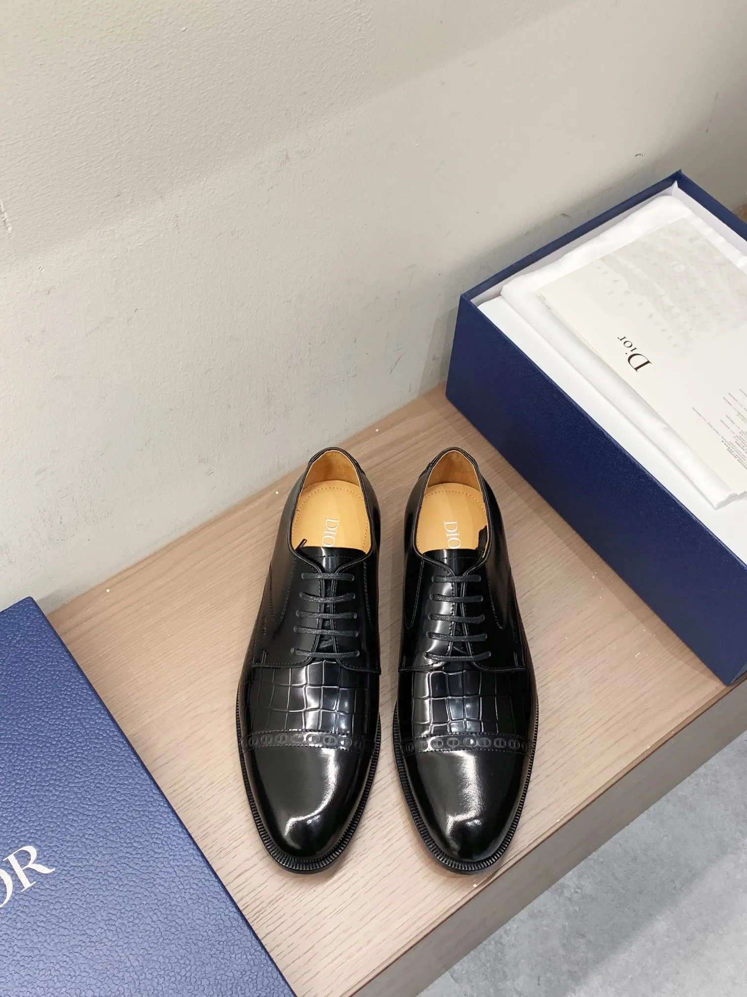 [Dior] Top P: 960💰 Standard code 39-44 (38.45.46 custom-made, non-returnable and non-exchangeable) Dior Dior's latest high-end men's boutique casual leather shoes, imported cowhide upper, water-dyed cowhide lining, imported leather outsole, perfect details are impeccable.
